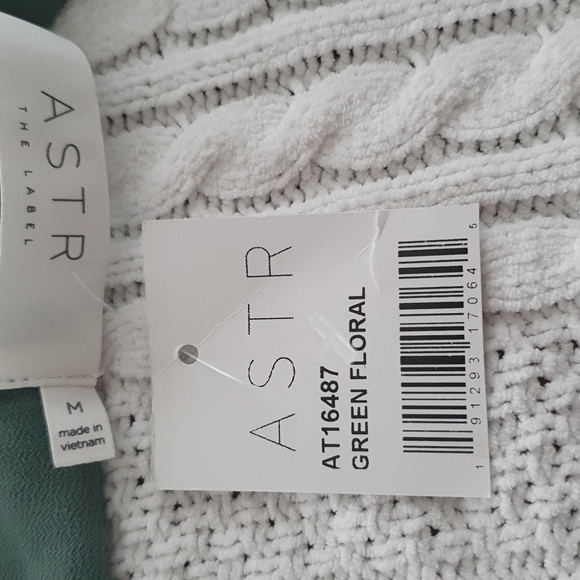 Womans Astr The Label womans Blouse V-Neck Off Shoulder Green Floral M Medium - Picture 7 of 7